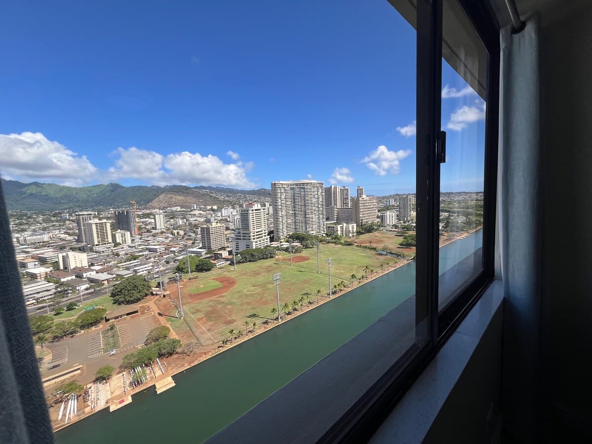Condo in Honolulu · ★4.88 · Studio · 1 private bath - Photo 5