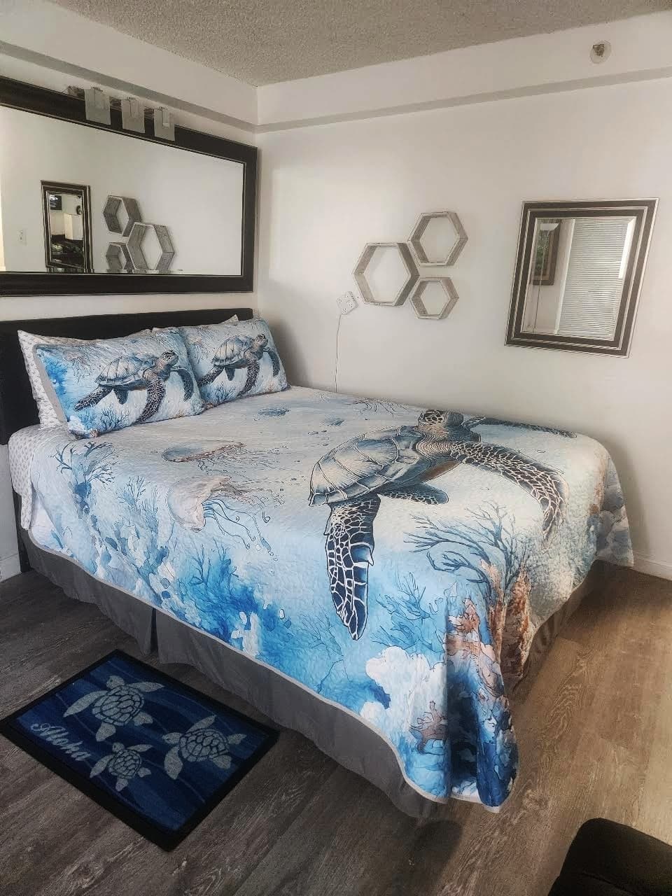Condo in Honolulu · ★4.93 · Studio · 1 bed · 1 private bath - Photo 1