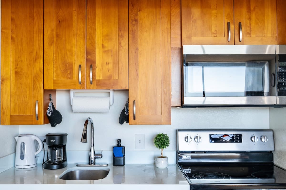 Condo in Honolulu · ★4.84 · Studio · 1 bed · 1 private bath - Photo 5
