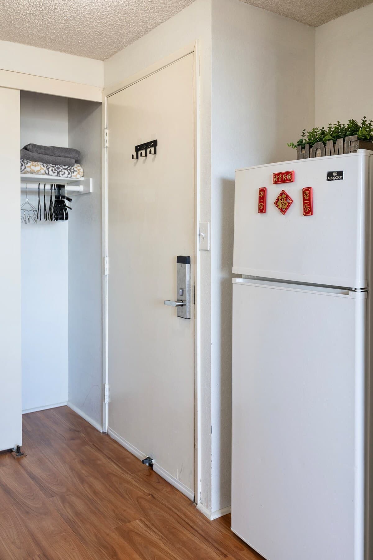 Condo in Honolulu · ★4.84 · Studio · 1 bed · 1 private bath - Photo 2