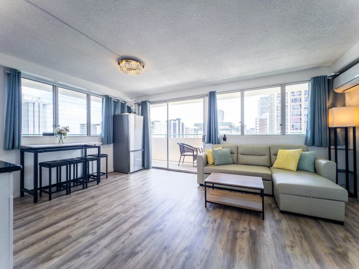 Top-Floor 1BR Penthouse in Waikiki - Photo 4