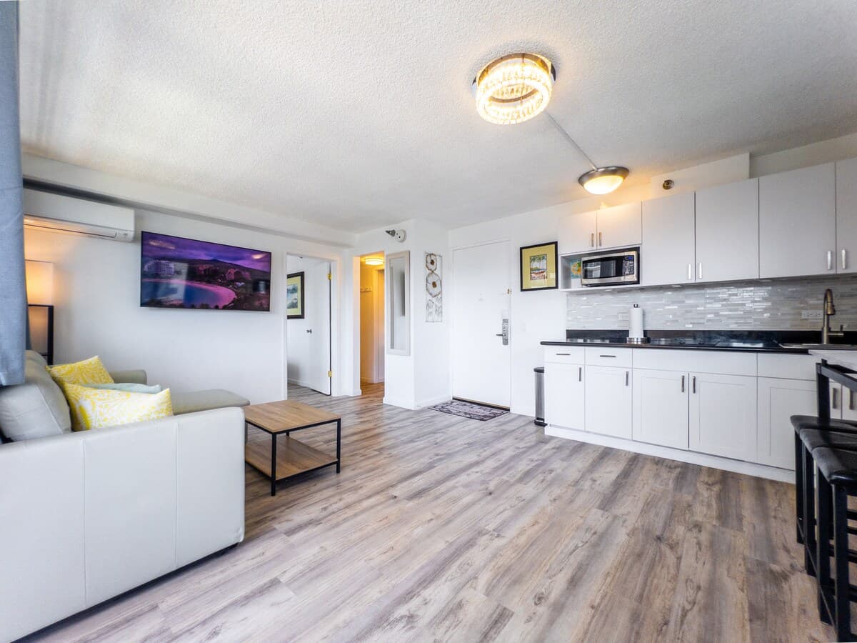Top-Floor 1BR Penthouse in Waikiki - Photo 3