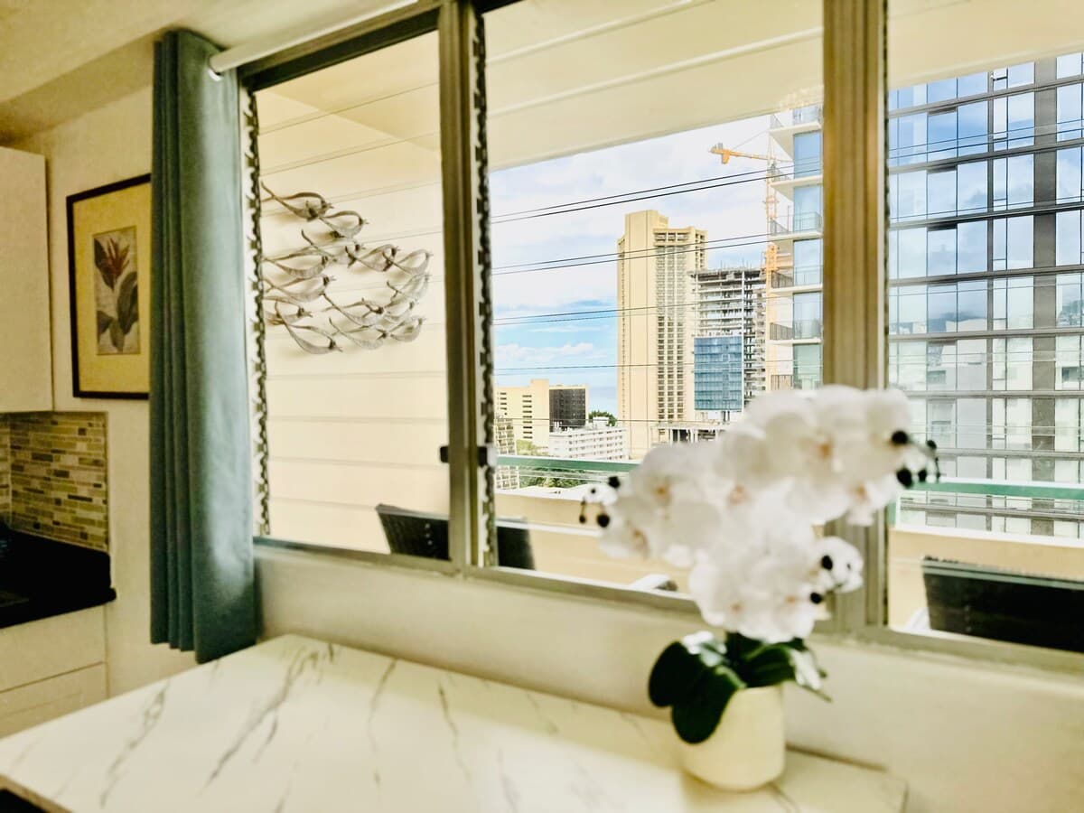 Top-Floor 1BR Penthouse in Waikiki - Photo 5
