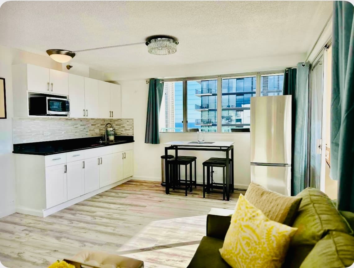 Top-Floor 1BR Penthouse in Waikiki - Photo 1