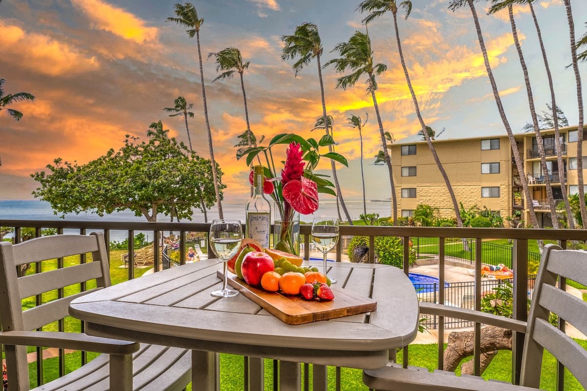 Condo in Wailuku · ★4.83 · 2 bedrooms · 4 beds · 2 private baths - Photo 1
