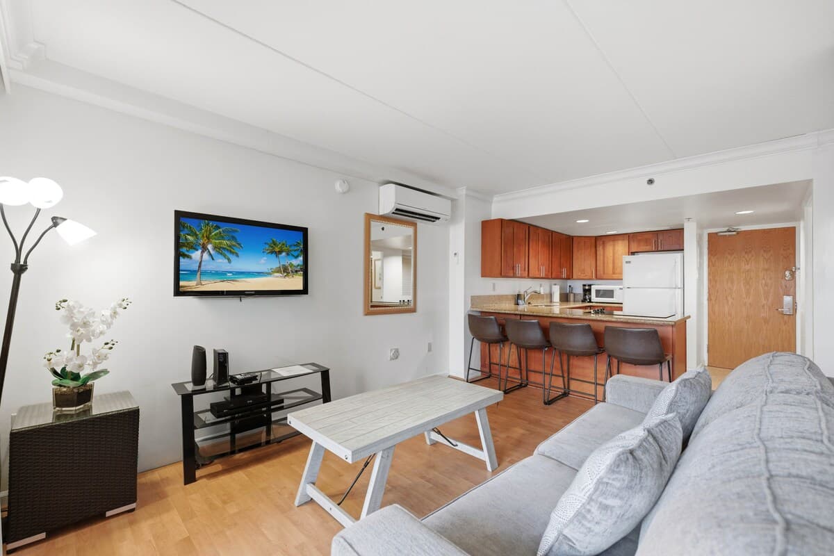 Condo in Honolulu · ★4.72 · 1 bedroom · 2 beds · 1 private bath - Photo 4