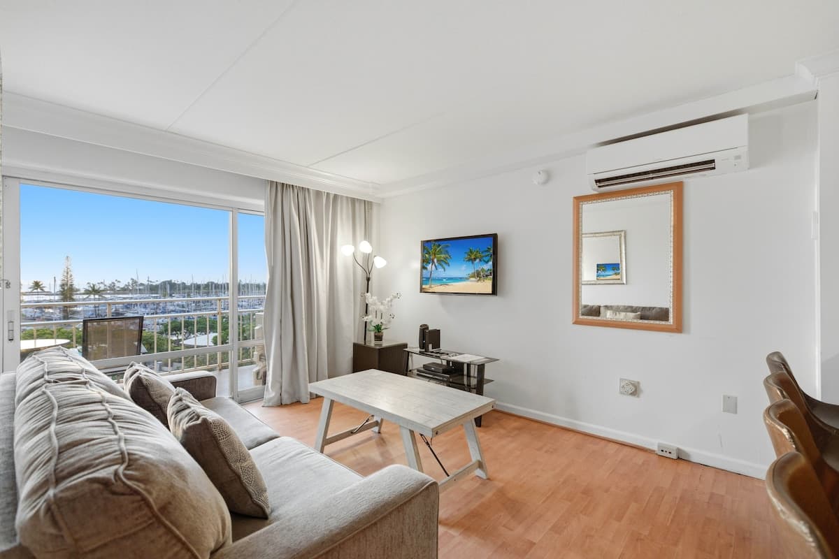 Condo in Honolulu · ★4.72 · 1 bedroom · 2 beds · 1 private bath - Photo 2
