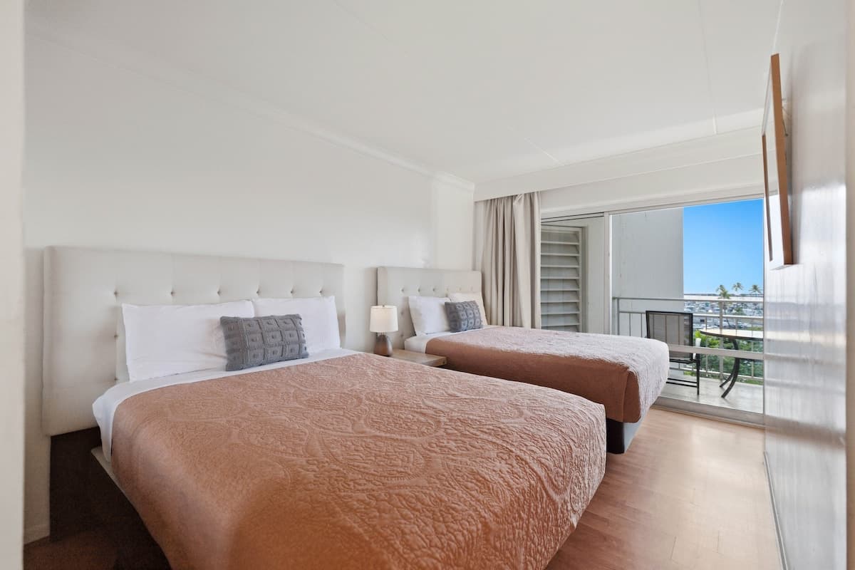 Condo in Honolulu · ★4.72 · 1 bedroom · 2 beds · 1 private bath - Photo 3