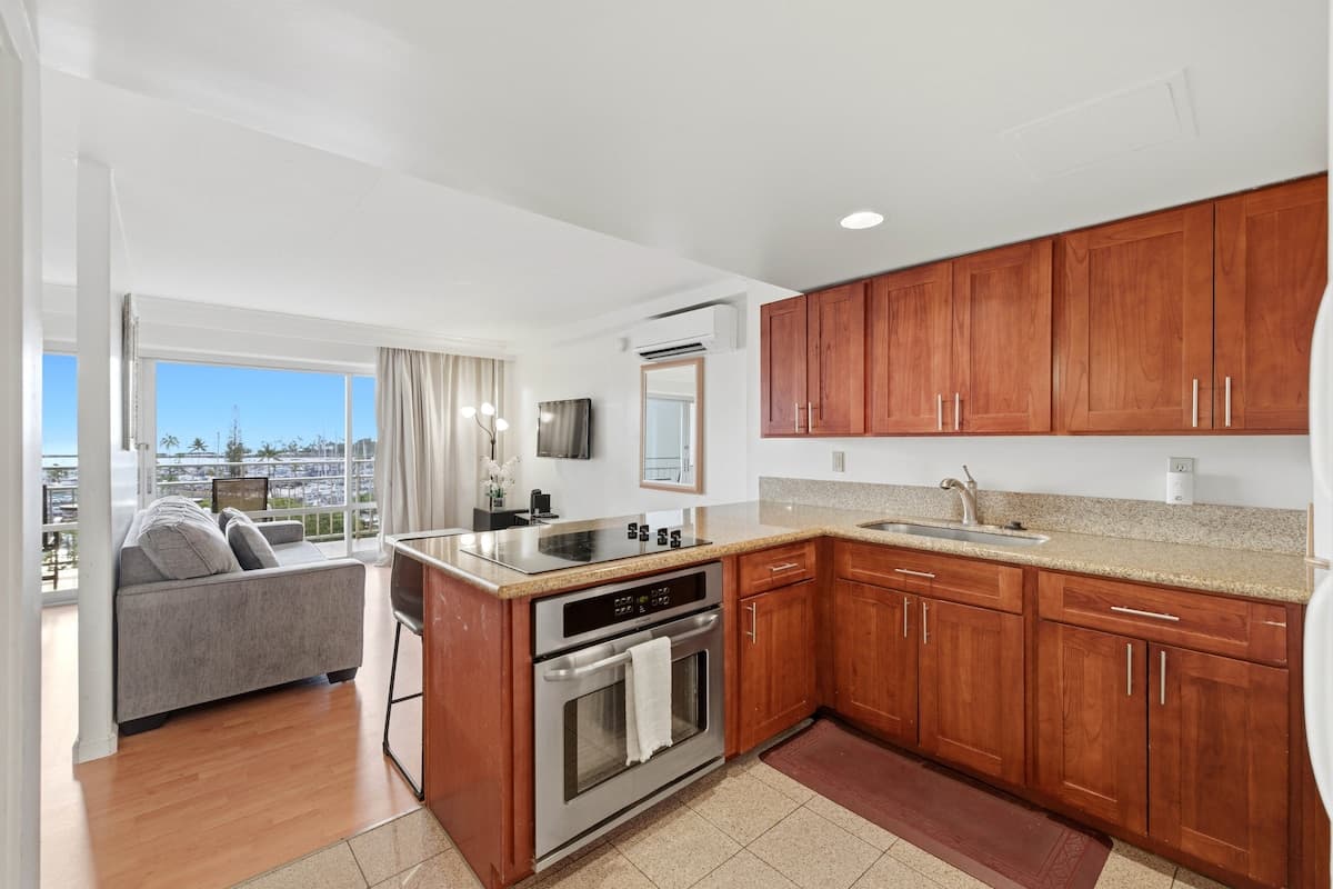 Condo in Honolulu · ★4.72 · 1 bedroom · 2 beds · 1 private bath - Photo 1