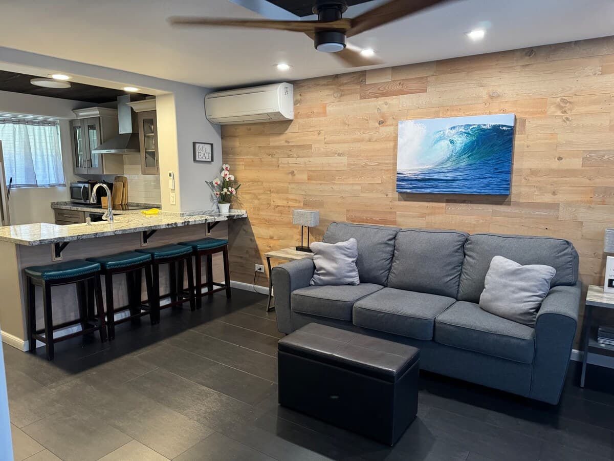 Condo in Honolulu · ★4.86 · 2 bedrooms · 3 beds · 1 private bath - Photo 2