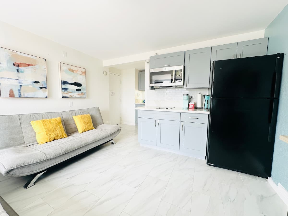 Condo in Honolulu · ★4.63 · Studio · 1 bed · 1 private bath - Photo 3