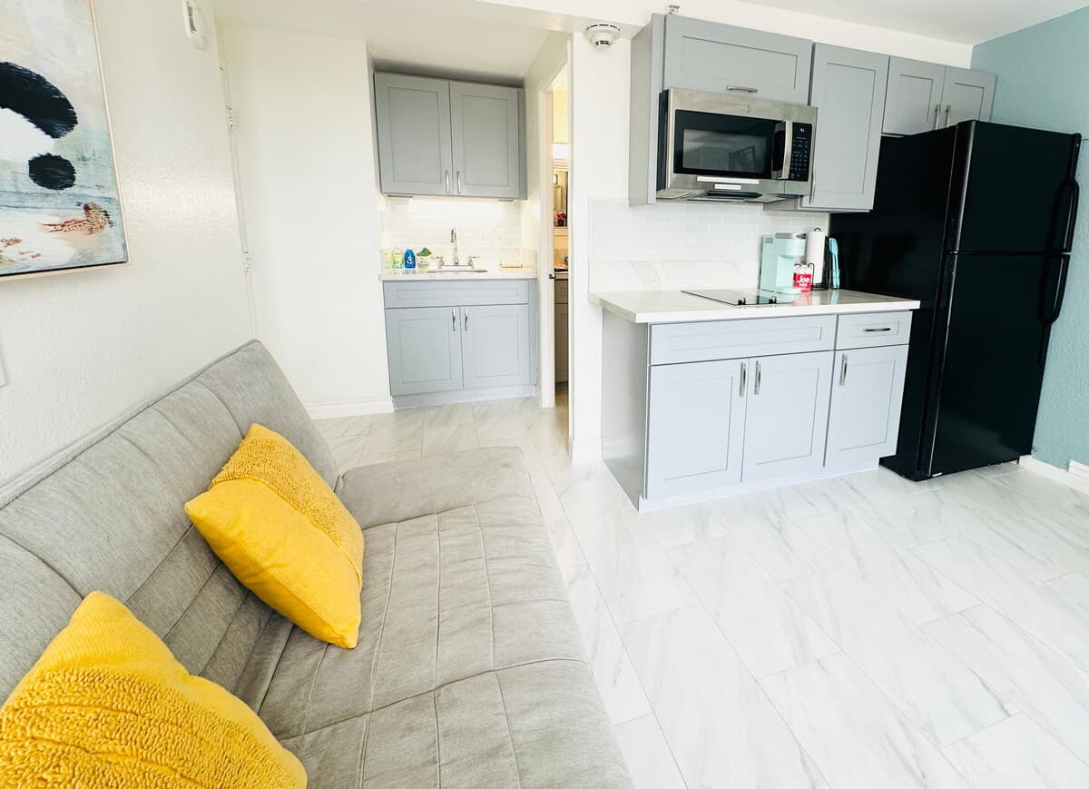 Condo in Honolulu · ★4.63 · Studio · 1 bed · 1 private bath - Photo 1