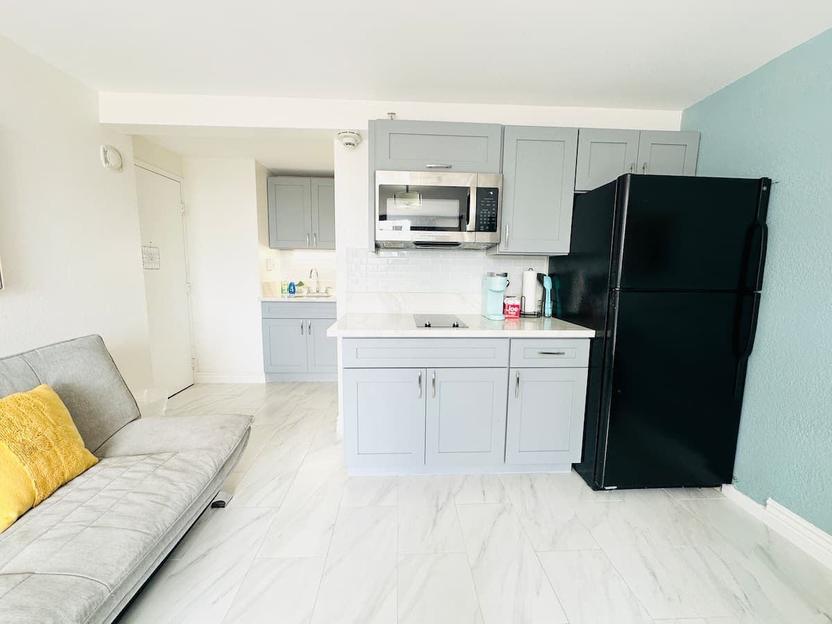 Condo in Honolulu · ★4.63 · Studio · 1 bed · 1 private bath - Photo 5