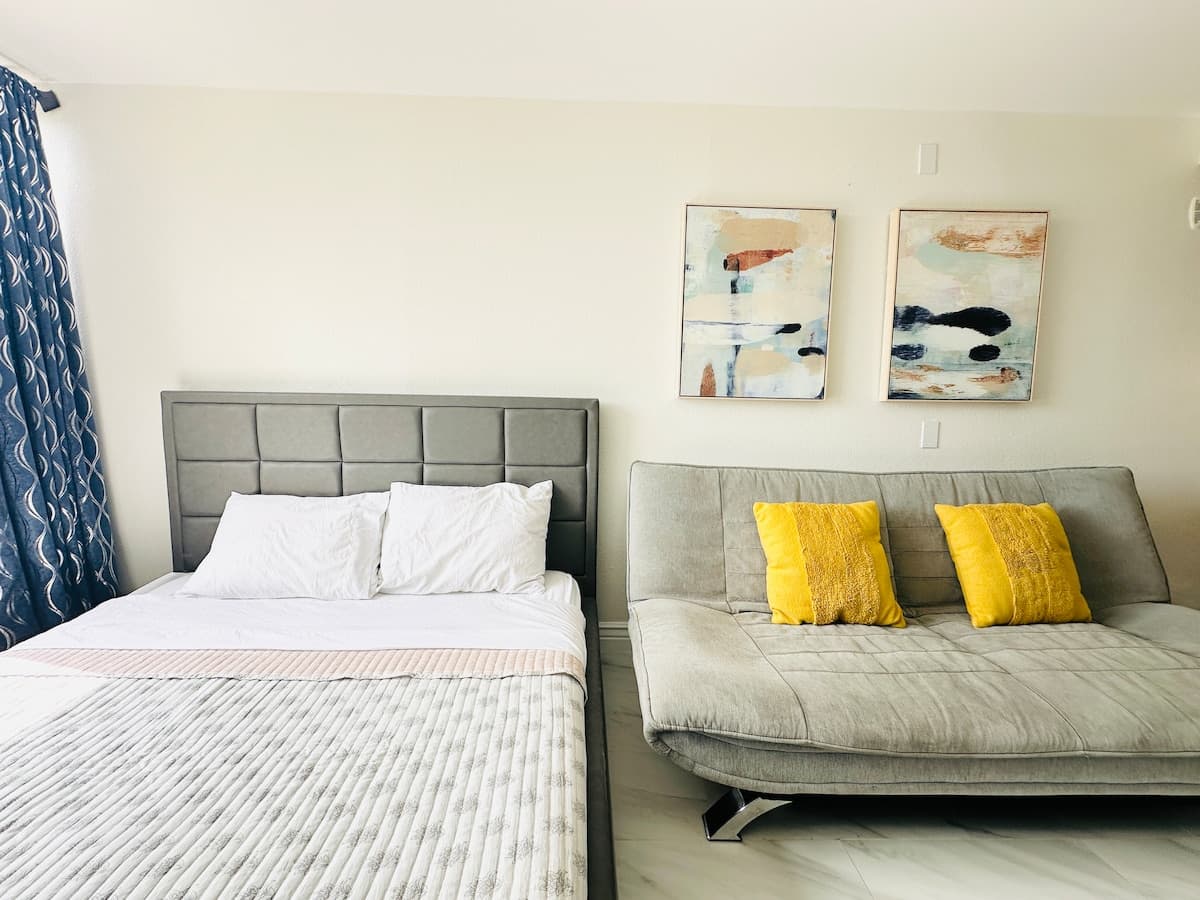 Condo in Honolulu · ★4.63 · Studio · 1 bed · 1 private bath - Photo 2