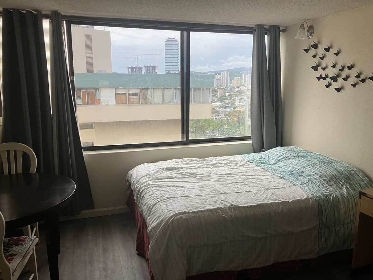 Condo in Honolulu · ★4.44 · Studio · 1 bed · 1 private bath - Photo 5