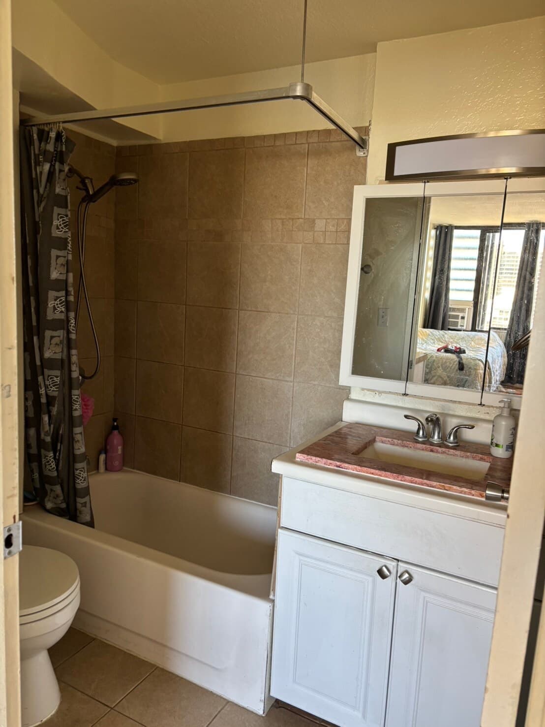 Condo in Honolulu · ★4.44 · Studio · 1 bed · 1 private bath - Photo 3