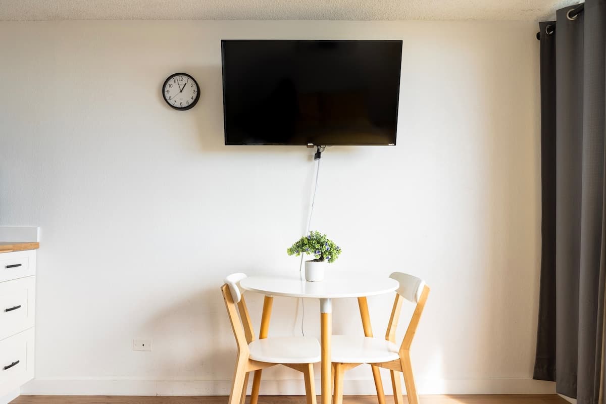 Condo in Honolulu · ★4.81 · Studio · 1 bed · 1 private bath - Photo 5