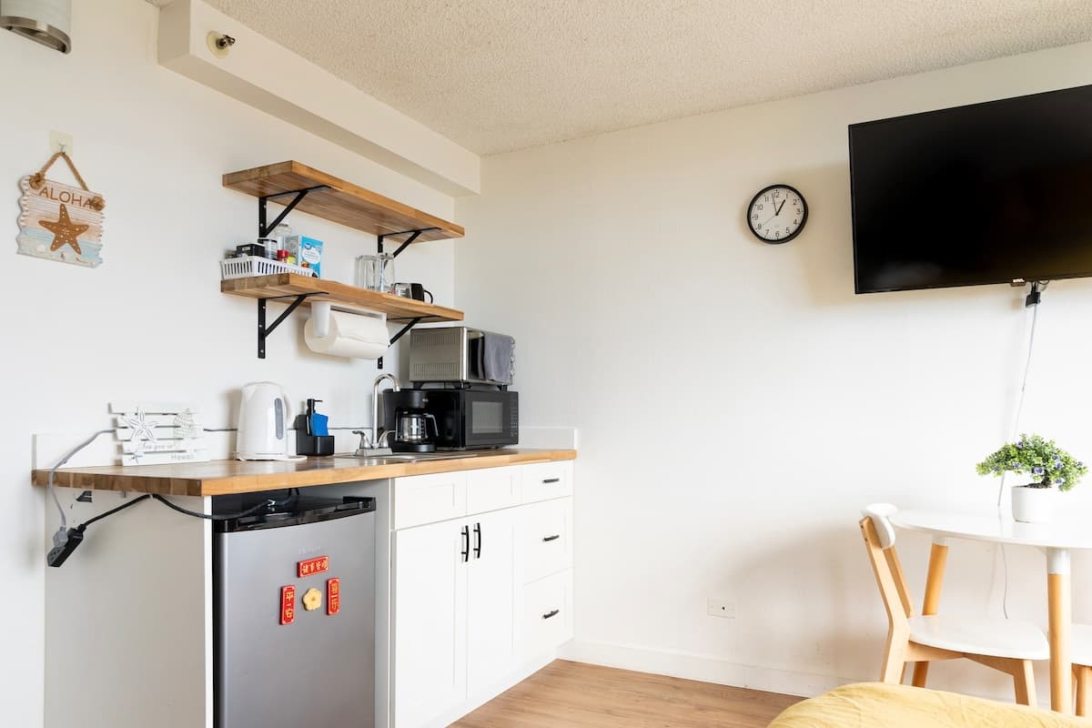 Condo in Honolulu · ★4.81 · Studio · 1 bed · 1 private bath - Photo 4