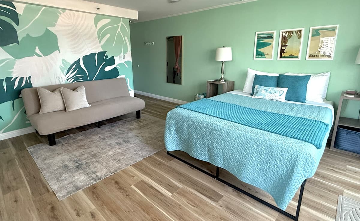 Condo in Honolulu · ★4.91 · Studio · 2 beds · 1 private bath - Photo 1