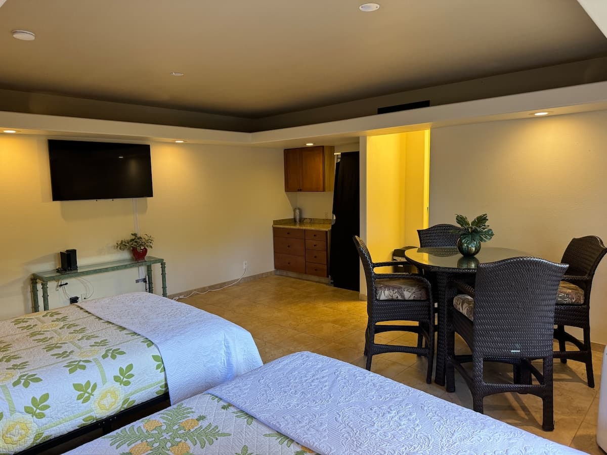 Guesthouse in Kailua-Kona · ★4.86 · 2 bedrooms · 4 beds · 2 private baths - Photo 4