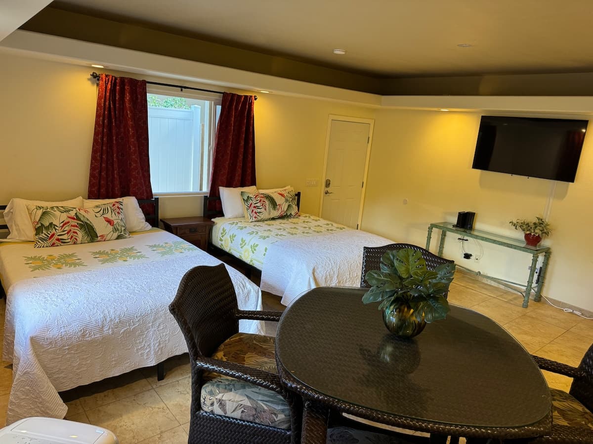 Guesthouse in Kailua-Kona · ★4.86 · 2 bedrooms · 4 beds · 2 private baths - Photo 3