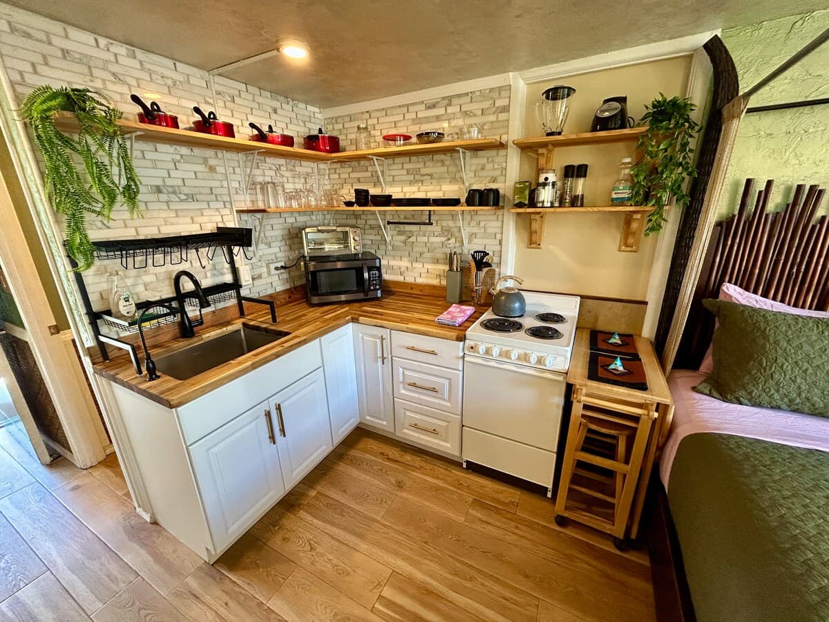 Condo in Honolulu · ★4.81 · 1 bedroom · 1 bed · 1 private bath - Photo 3