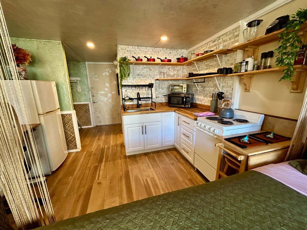 Condo in Honolulu · ★4.81 · 1 bedroom · 1 bed · 1 private bath - Photo 4