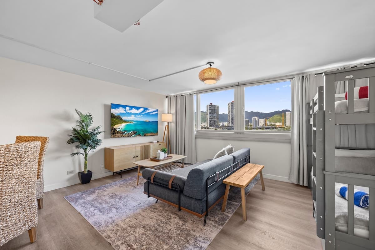 Condo in Honolulu · ★4.83 · 1 bedroom · 4 beds · 1 private bath - Photo 2