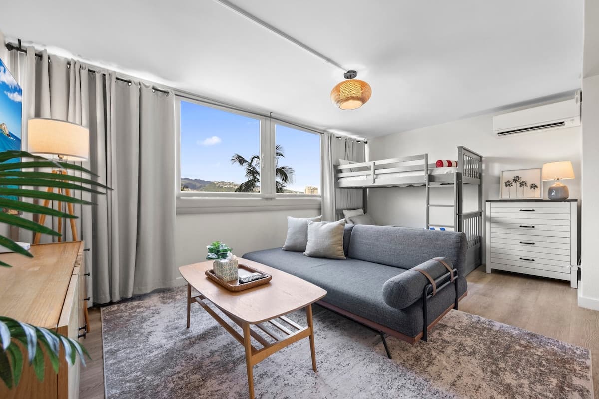 Condo in Honolulu · ★4.83 · 1 bedroom · 4 beds · 1 private bath - Photo 4
