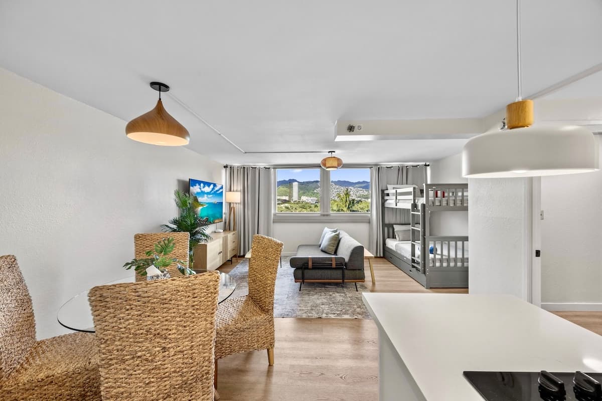 Condo in Honolulu · ★4.83 · 1 bedroom · 4 beds · 1 private bath - Photo 1