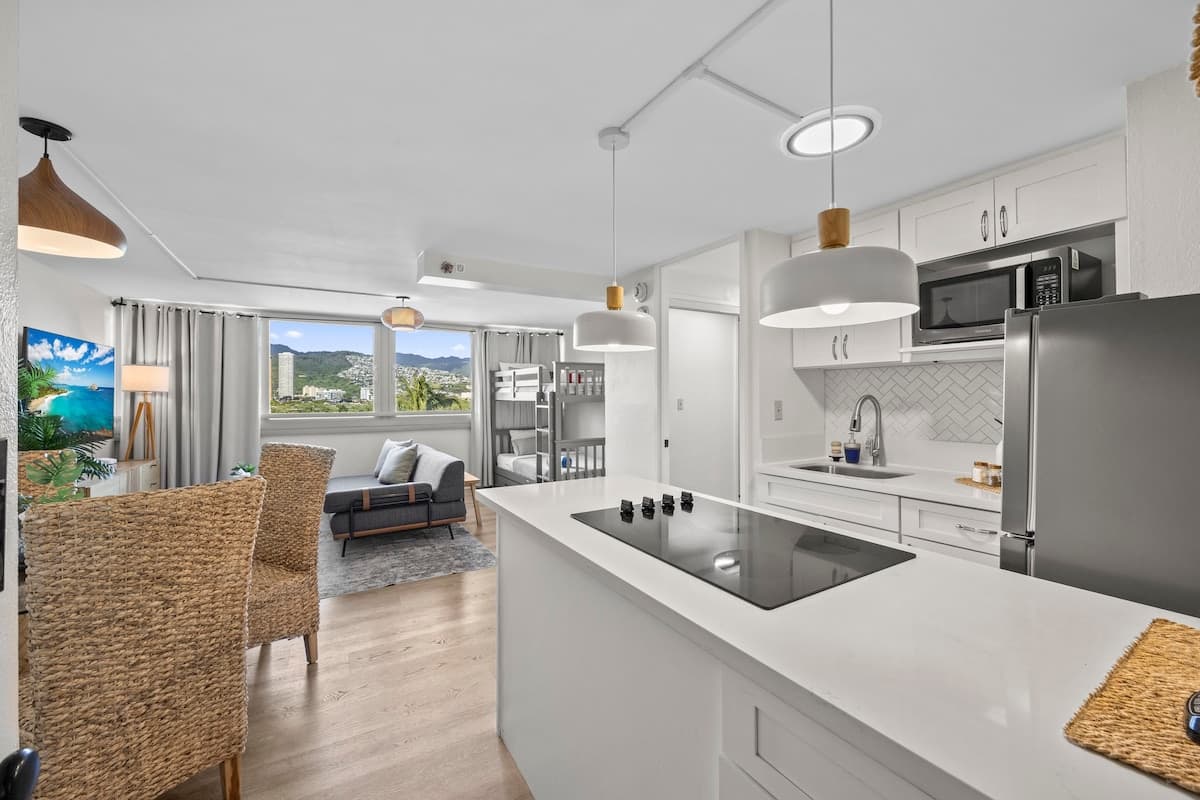 Condo in Honolulu · ★4.83 · 1 bedroom · 4 beds · 1 private bath - Photo 3