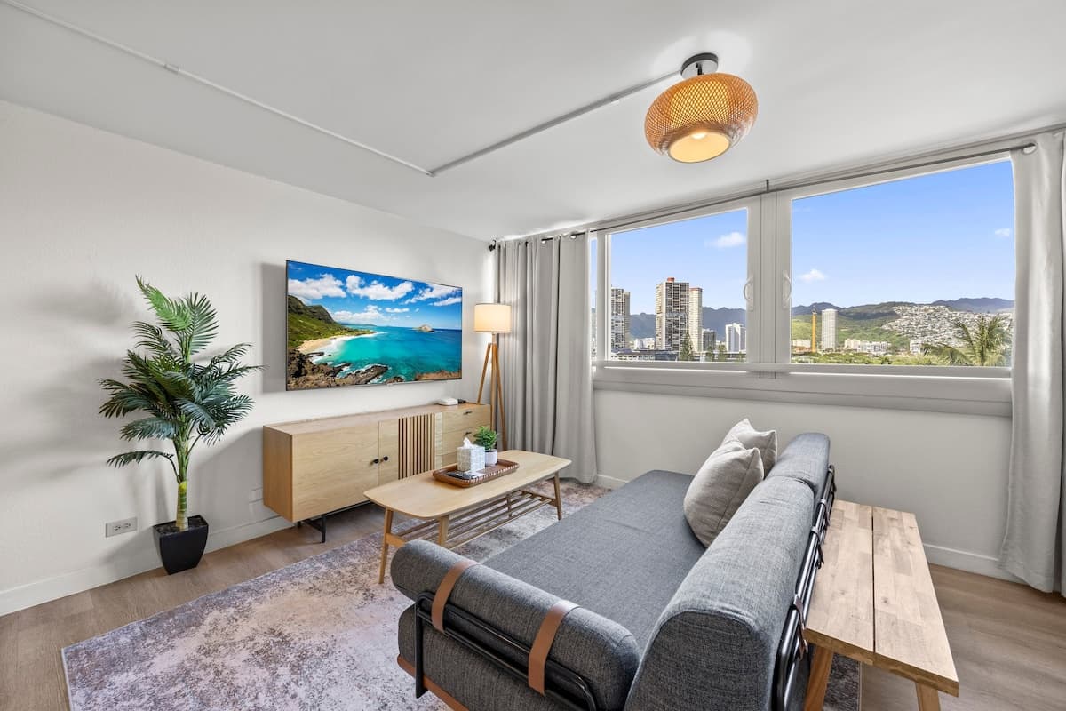 Condo in Honolulu · ★4.83 · 1 bedroom · 4 beds · 1 private bath - Photo 5