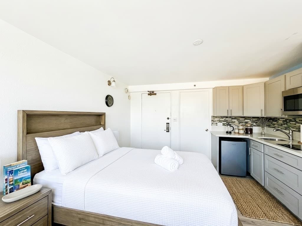 Condo in Honolulu · ★4.79 · Studio · 1 bed · 1 private bath - Photo 5
