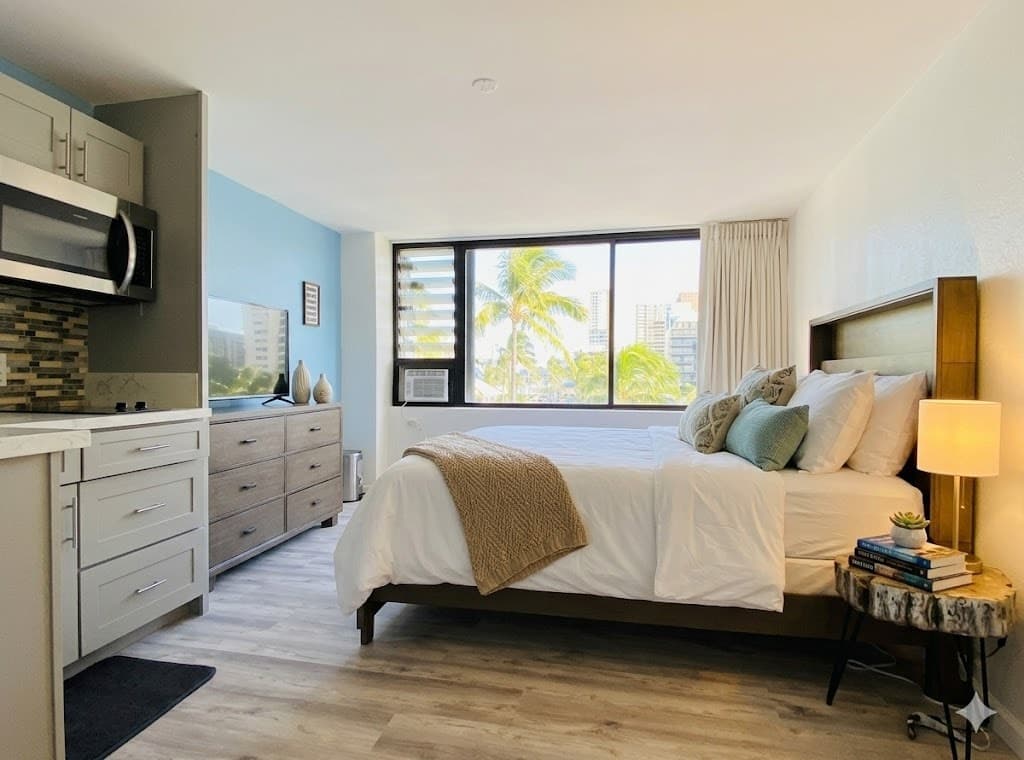 Condo in Honolulu · ★4.79 · Studio · 1 bed · 1 private bath - Photo 1