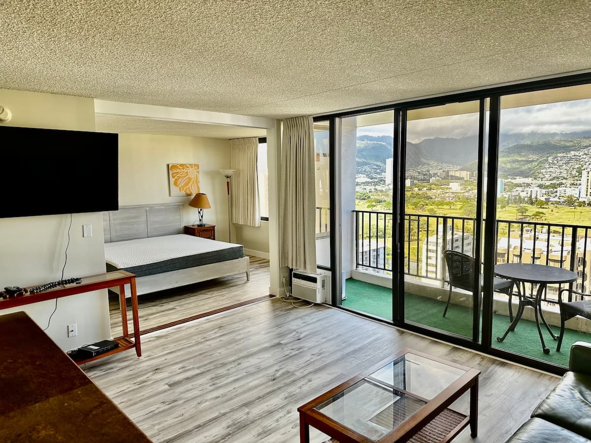 Condo in Honolulu · ★4.79 · 1 bedroom · 3 beds · 1 shared bath - Photo 3