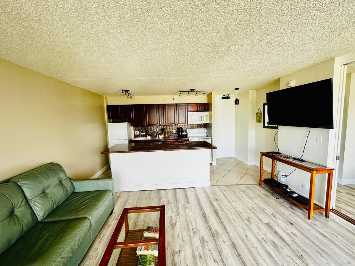 Condo in Honolulu · ★4.79 · 1 bedroom · 3 beds · 1 shared bath - Photo 5