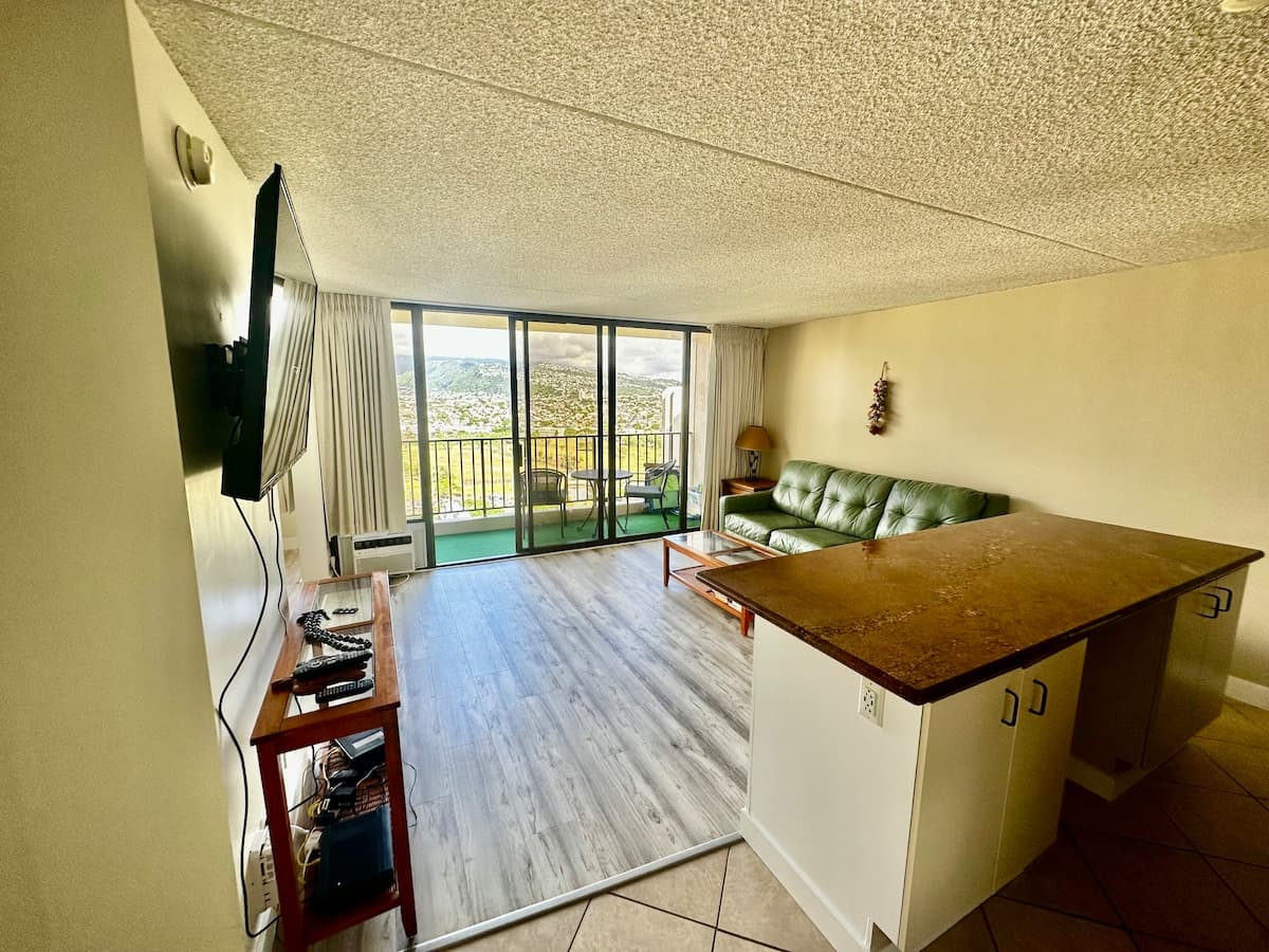 Condo in Honolulu · ★4.79 · 1 bedroom · 3 beds · 1 shared bath - Photo 2