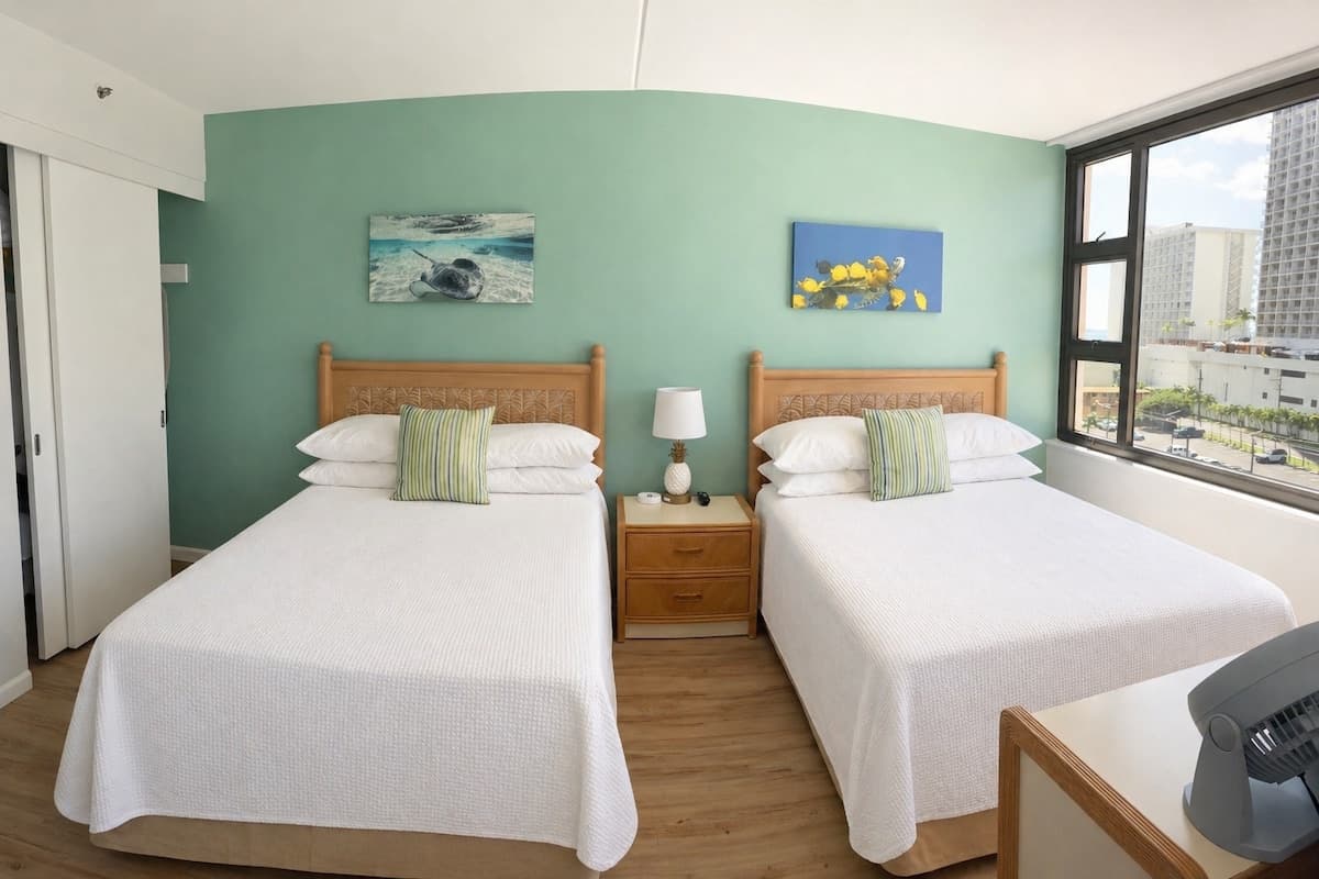 Condo in Honolulu · ★4.91 · 1 bedroom · 3 beds · 1 private bath - Photo 2