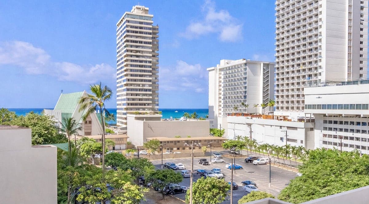 Condo in Honolulu · ★4.91 · 1 bedroom · 3 beds · 1 private bath - Photo 1