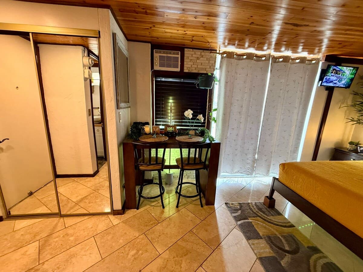 Condo in Honolulu · ★4.84 · 1 bedroom · 1 bed · 1 private bath - Photo 4