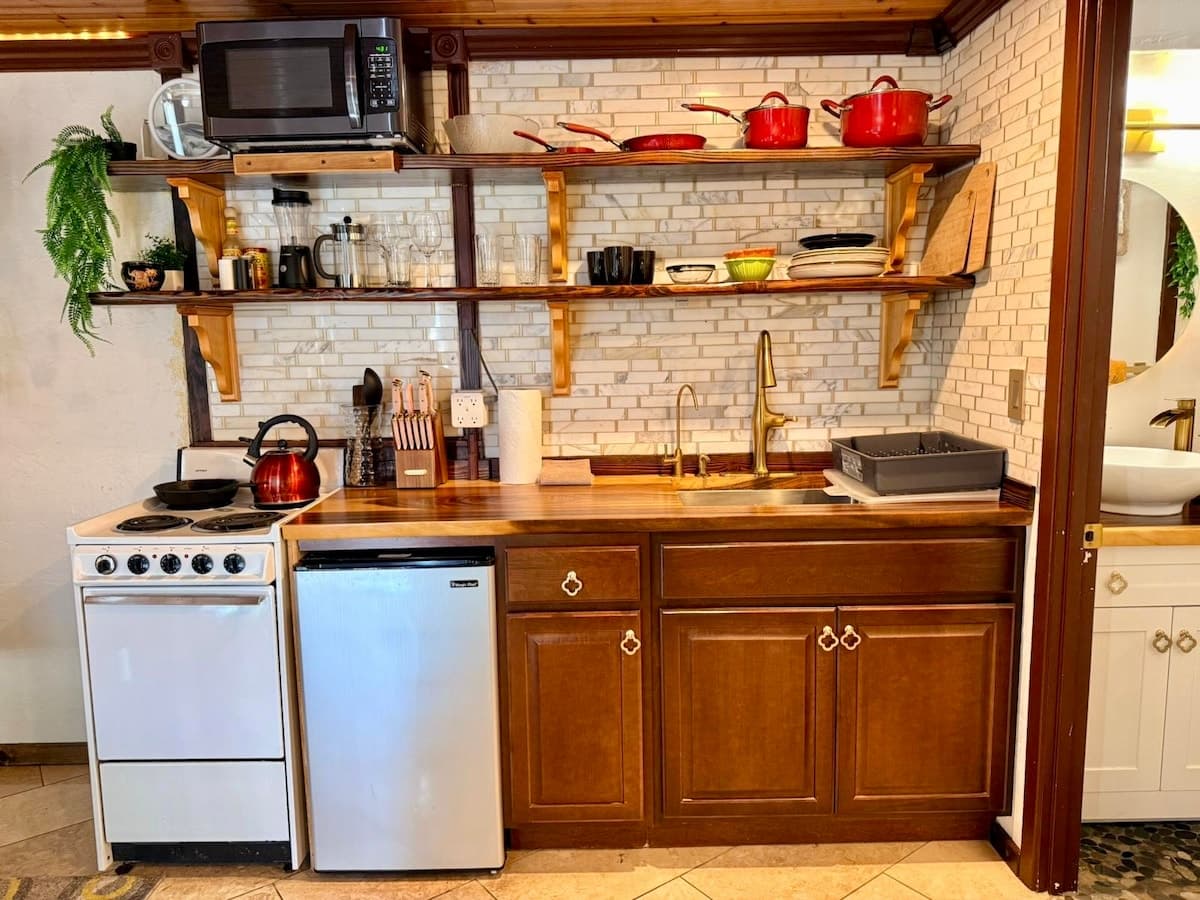 Condo in Honolulu · ★4.84 · 1 bedroom · 1 bed · 1 private bath - Photo 2