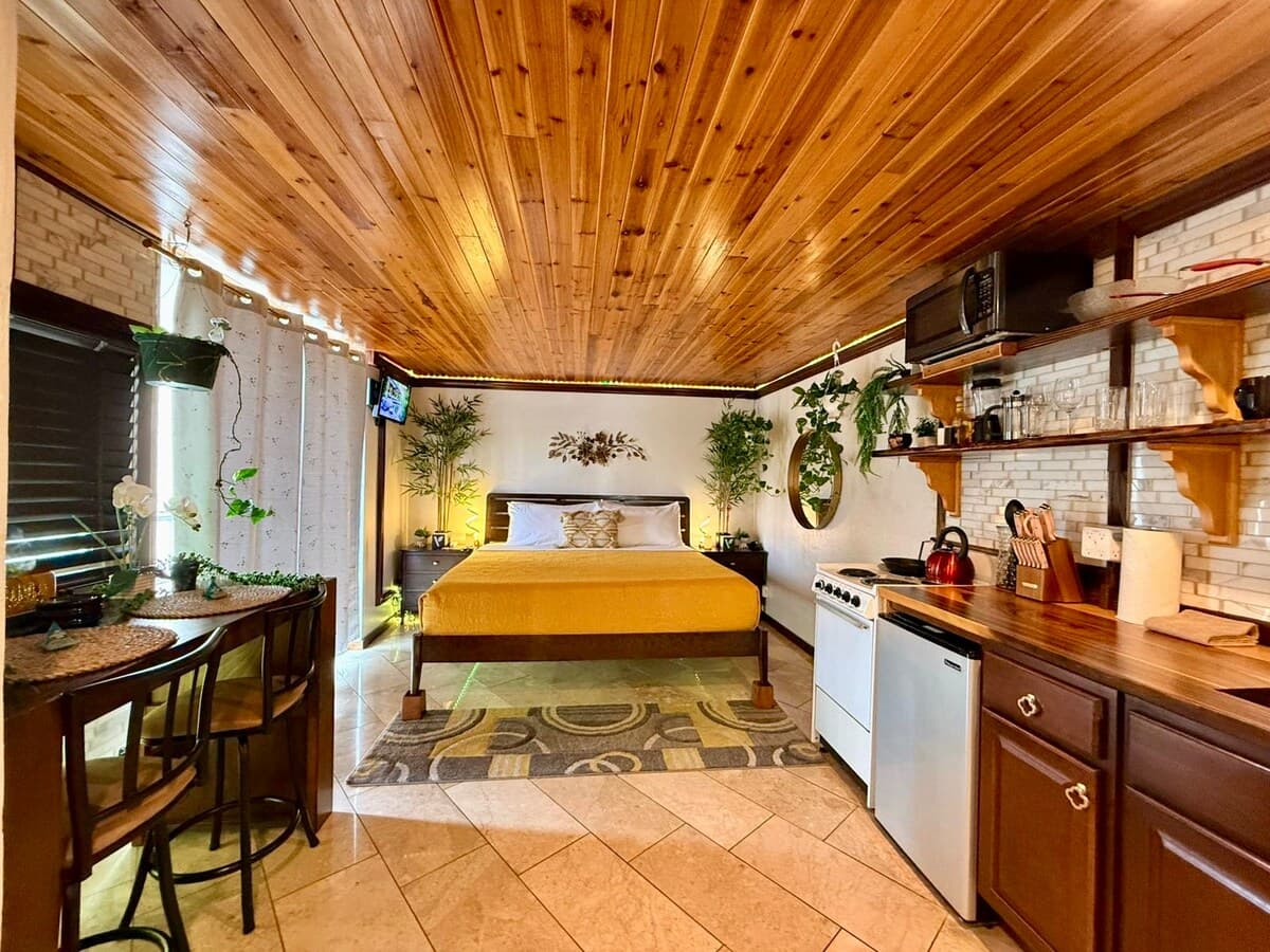 Condo in Honolulu · ★4.84 · 1 bedroom · 1 bed · 1 private bath - Photo 5