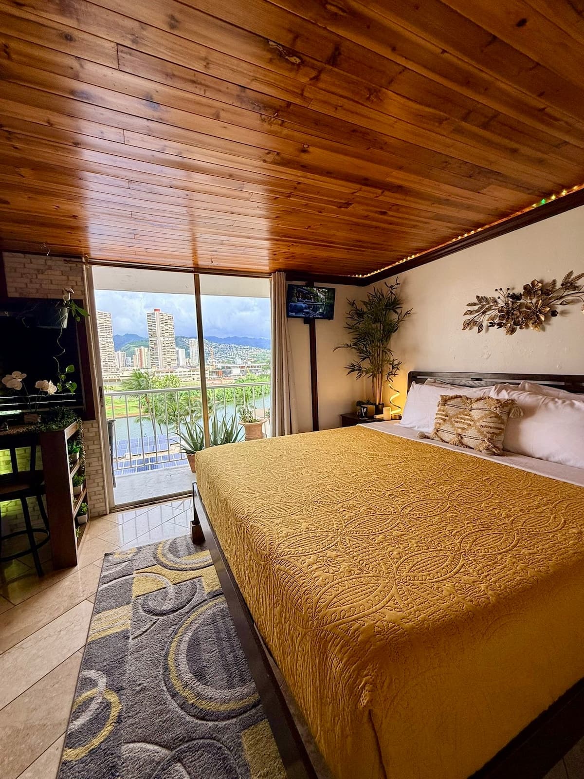 Condo in Honolulu · ★4.84 · 1 bedroom · 1 bed · 1 private bath - Photo 1
