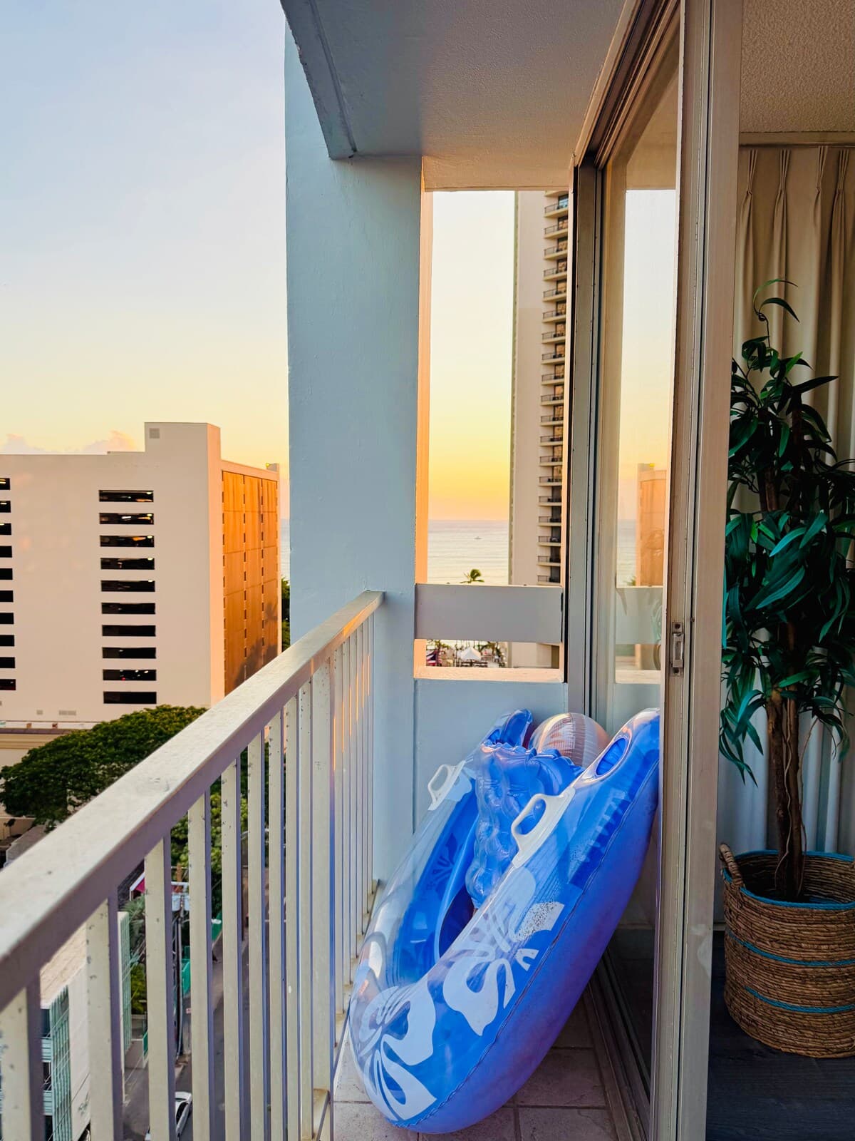 Condo in Honolulu · ★4.75 · 1 bedroom · 2 beds · 1 private bath - Photo 5