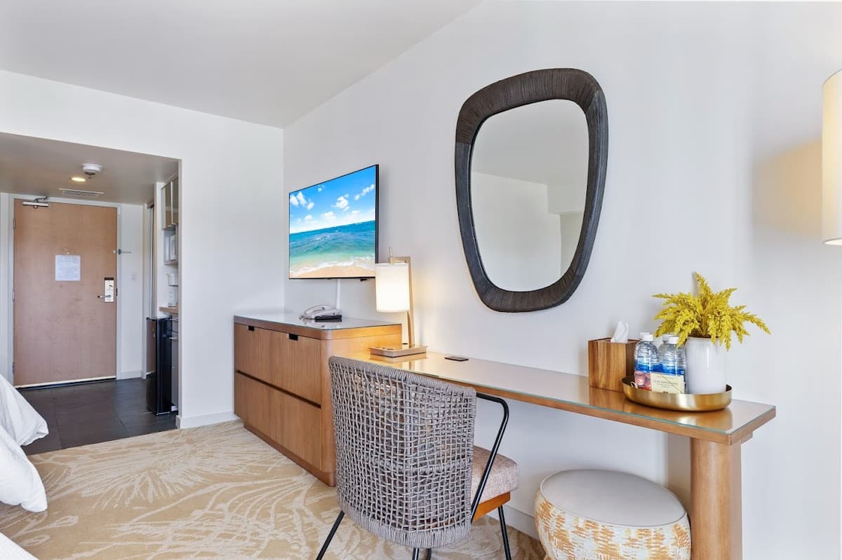 Condo in Honolulu · ★4.95 · Studio · 2 beds · 1 private bath - Photo 5