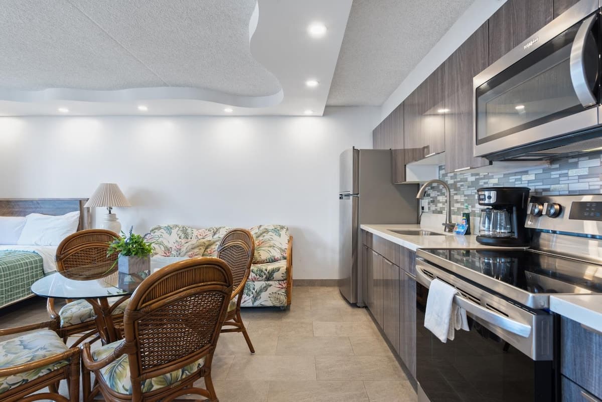 Condo in Honolulu · ★4.68 · 1 bedroom · 4 beds · 1 private bath - Photo 3