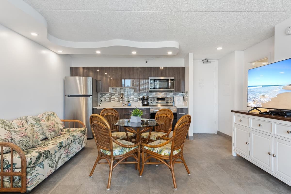 Condo in Honolulu · ★4.68 · 1 bedroom · 4 beds · 1 private bath - Photo 4
