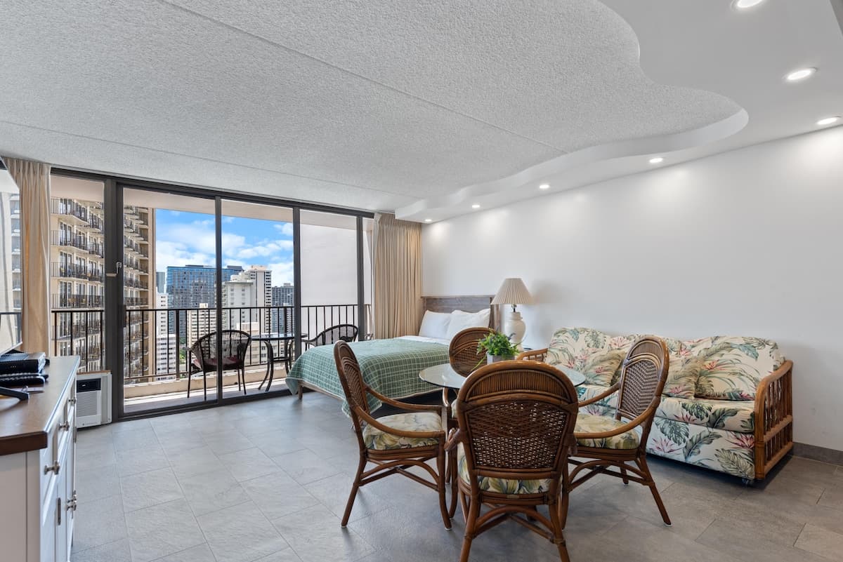Condo in Honolulu · ★4.68 · 1 bedroom · 4 beds · 1 private bath - Photo 2