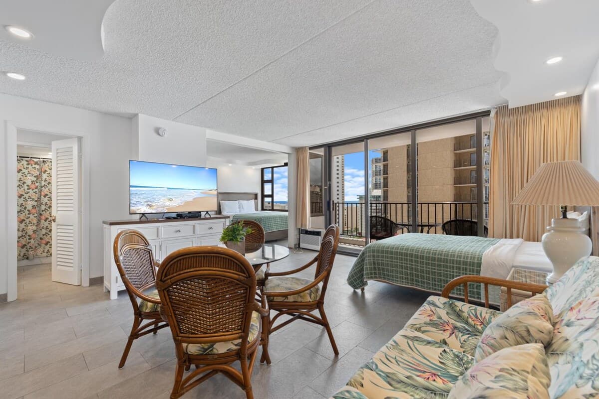 Condo in Honolulu · ★4.68 · 1 bedroom · 4 beds · 1 private bath - Photo 5