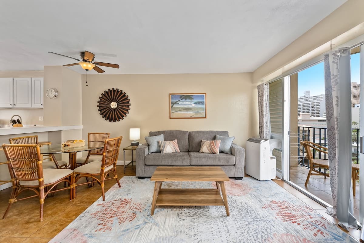 Condo in Honolulu · ★4.42 · 2 bedrooms · 3 beds · 1 bath - Photo 4